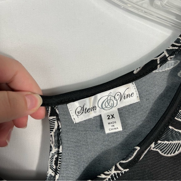 Stem & Vine Black & White Textured Floral Ruffle Sleeve Plus Size Blouse 2X - Picture 3 of 6